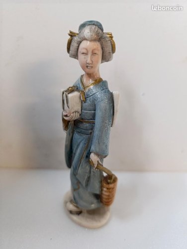 Petit figurine asiatique en resine peint main représentant une geisha en bon etat (made in chiner)