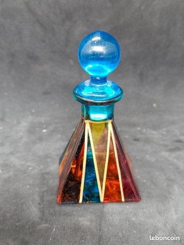Petit flacon en verre dans le gout des productions de murano en bon etat