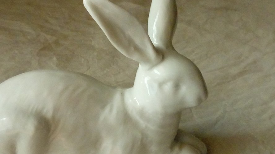 PETIT LAPIN EN PORCELAINE OBJET DE VITRINE **