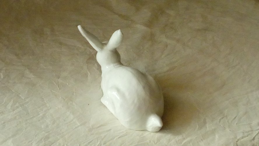 PETIT LAPIN EN PORCELAINE OBJET DE VITRINE **