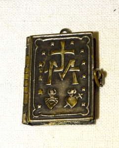 -PETIT LIVRE MINIATURE à CHARNIERE qui S'OUVRE COMME UN MEDAILLON RELIGION    D