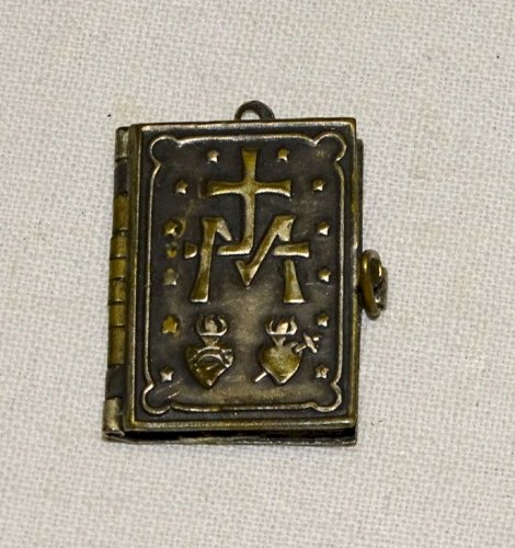 -PETIT LIVRE MINIATURE à CHARNIERE qui S'OUVRE COMME UN MEDAILLON RELIGION    D
