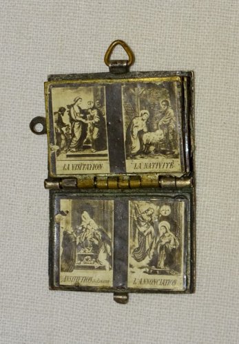 -PETIT LIVRE MINIATURE à CHARNIERE qui S'OUVRE COMME UN MEDAILLON RELIGION    D