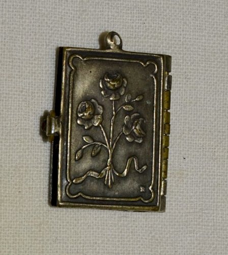 -PETIT LIVRE MINIATURE à CHARNIERE qui S'OUVRE COMME UN MEDAILLON RELIGION    D