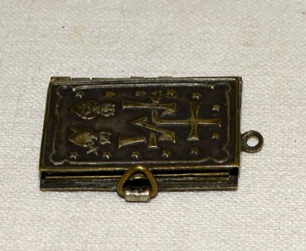 -PETIT LIVRE MINIATURE à CHARNIERE qui S'OUVRE COMME UN MEDAILLON RELIGION    D