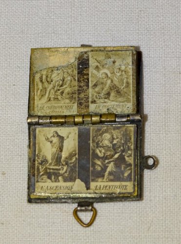 -PETIT LIVRE MINIATURE à CHARNIERE qui S'OUVRE COMME UN MEDAILLON RELIGION    D