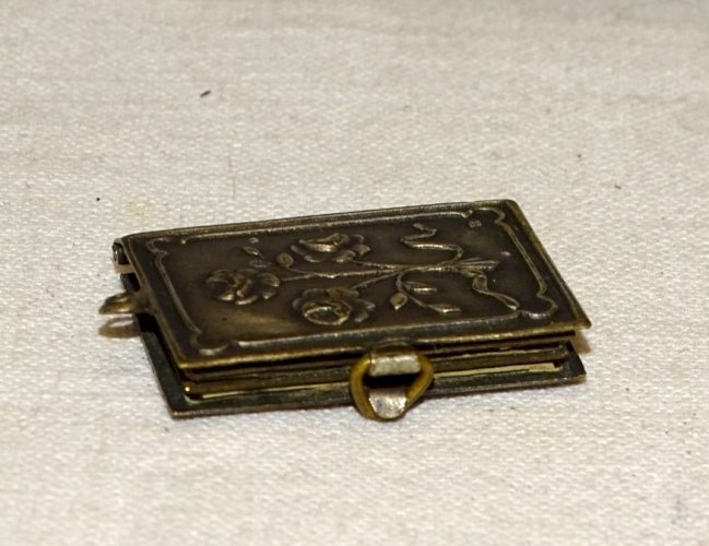 -PETIT LIVRE MINIATURE à CHARNIERE qui S'OUVRE COMME UN MEDAILLON RELIGION    D