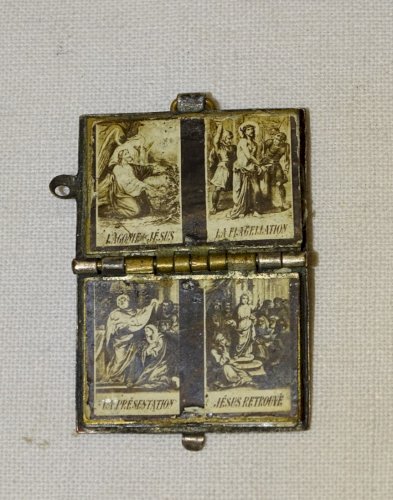 -PETIT LIVRE MINIATURE à CHARNIERE qui S'OUVRE COMME UN MEDAILLON RELIGION    D