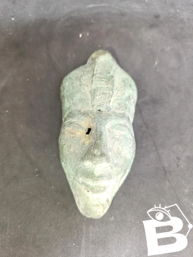 petit masque ancien en bronze egyptien à decor de pharaon en bon etat