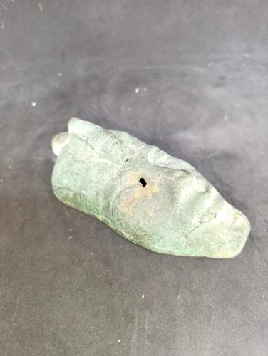 petit masque ancien en bronze egyptien à decor de pharaon en bon etat