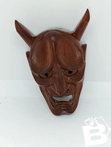 petit masque japonais de theatre NO en bois naturel, représentant Hannya en bon etat