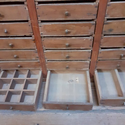 Petit meuble d’atelier, 27 tiroirs