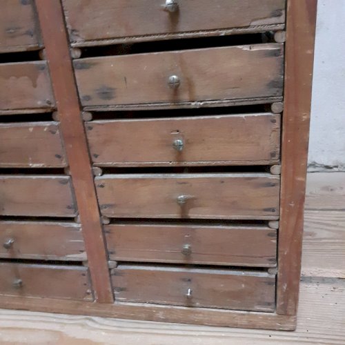 Petit meuble d’atelier, 27 tiroirs