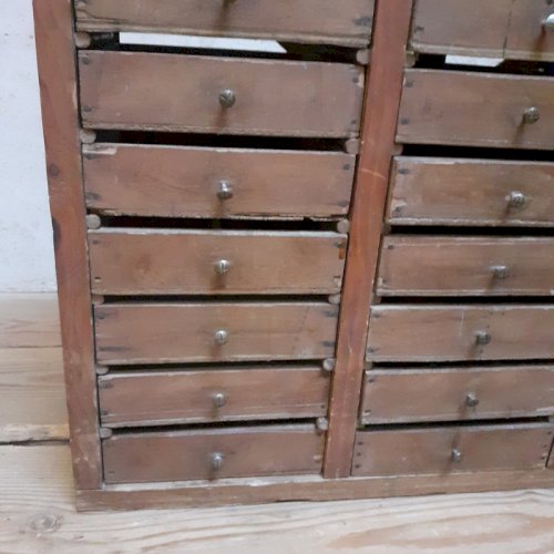 Petit meuble d’atelier, 27 tiroirs