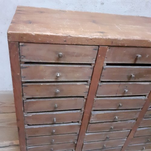 Petit meuble d’atelier, 27 tiroirs