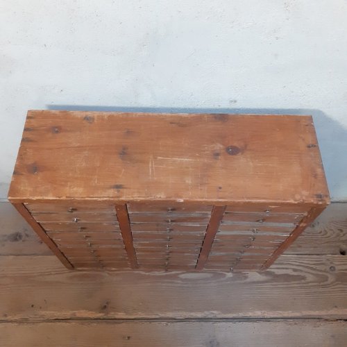 Petit meuble d’atelier, 27 tiroirs