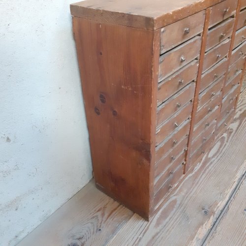 Petit meuble d’atelier, 27 tiroirs