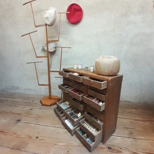 Petit meuble d’atelier, 27 tiroirs