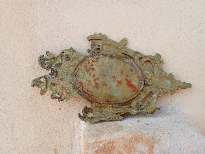 Petit miroir en bronze au décor danges.