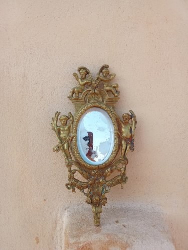Petit miroir en bronze au décor danges.