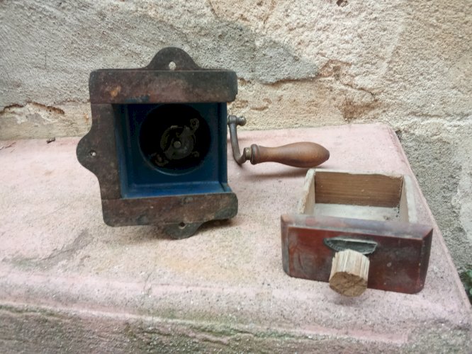 Petit moulin à café de comptoir Peugeot 