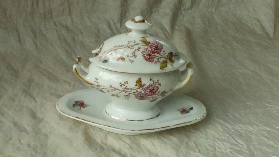 PETIT MOUTARDIER SUR DORMANT EN PORCELAINE DECOR PAPILLON ET FLORAL*