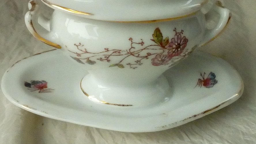 PETIT MOUTARDIER SUR DORMANT EN PORCELAINE DECOR PAPILLON ET FLORAL*