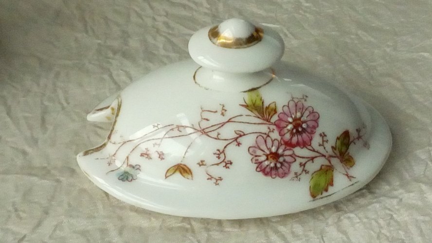 PETIT MOUTARDIER SUR DORMANT EN PORCELAINE DECOR PAPILLON ET FLORAL*