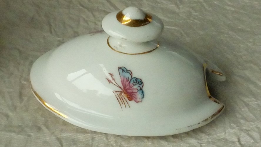 PETIT MOUTARDIER SUR DORMANT EN PORCELAINE DECOR PAPILLON ET FLORAL*