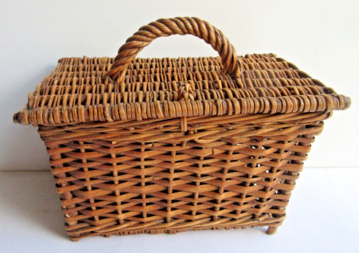 Petit panier d'enfant vintage en osier tressé, avec couvercle