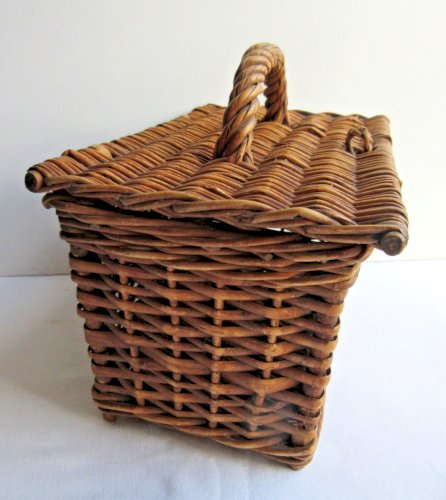 Petit panier d'enfant vintage en osier tressé, avec couvercle