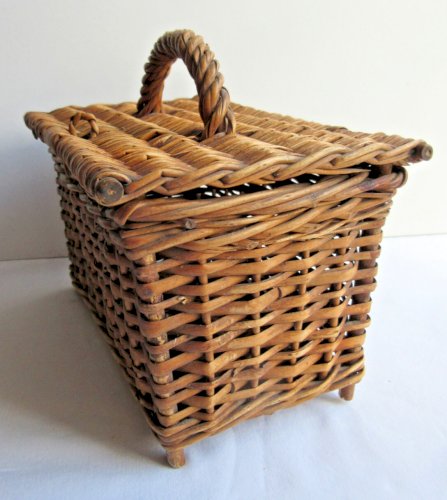 Petit panier d'enfant vintage en osier tressé, avec couvercle