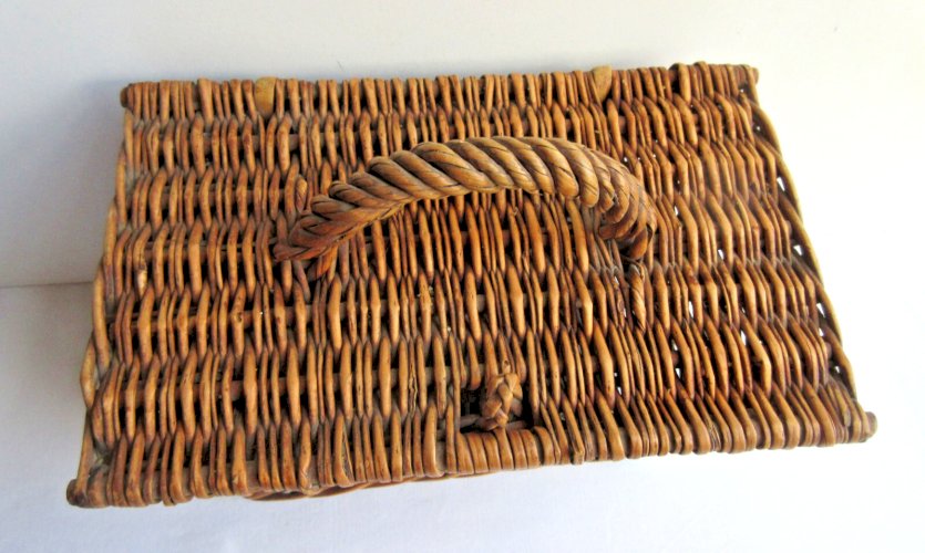 Petit panier d'enfant vintage en osier tressé, avec couvercle