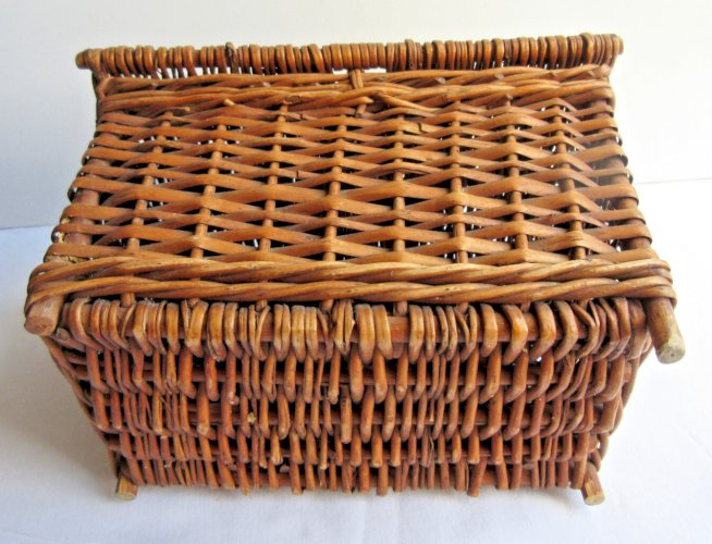 Petit panier d'enfant vintage en osier tressé, avec couvercle