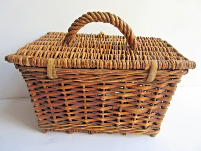 Petit panier d'enfant vintage en osier tressé, avec couvercle