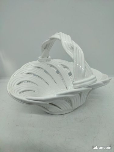 Petit panier en faience blanche dans le gout de malicorne ou langeais en bon etat (made in chiner)
