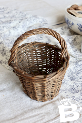 Petit panier en rotin foncé vintage