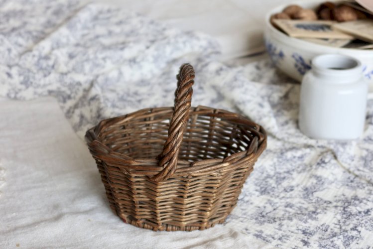 Petit panier en rotin foncé vintage