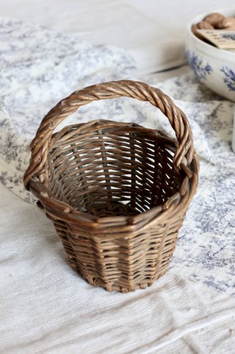 Petit panier en rotin foncé vintage