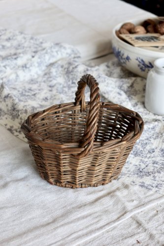 Petit panier en rotin foncé vintage