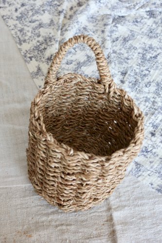 Petit panier mural vintage en fibre tressée avec anse