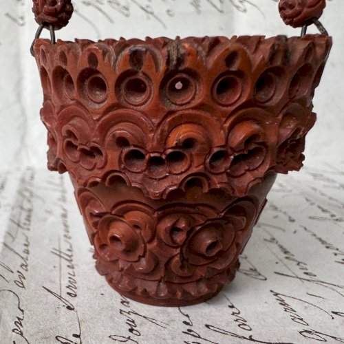 Petit panier sculpté en corozo décor floral art populaire M4090