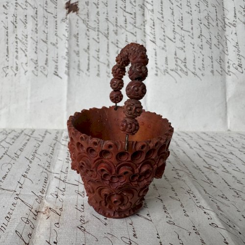 Petit panier sculpté en corozo décor floral art populaire M4090