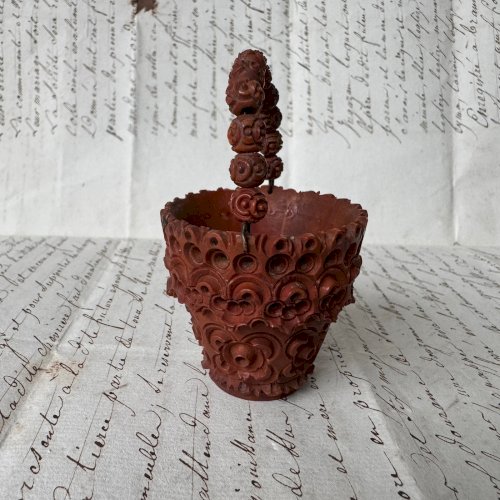 Petit panier sculpté en corozo décor floral art populaire M4090