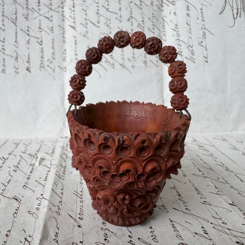 Petit panier sculpté en corozo décor floral art populaire M4090
