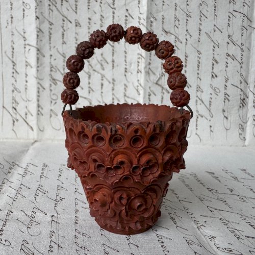 Petit panier sculpté en corozo décor floral art populaire M4090