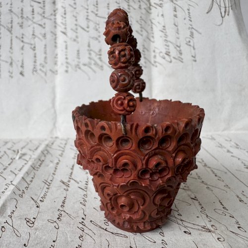Petit panier sculpté en corozo décor floral art populaire M4090