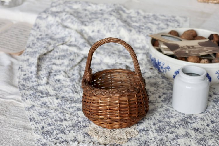 Petit panier vintage en osier tressé à la main – Panier à œufs rustique