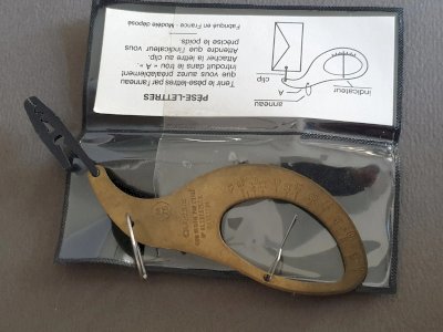 Petit pèse-lettres vintage fabriqué en France, avec notice et pochette d'origine