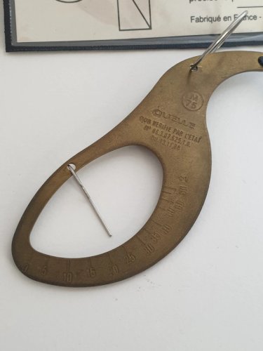 Petit pèse-lettres vintage fabriqué en France, avec notice et pochette d'origine